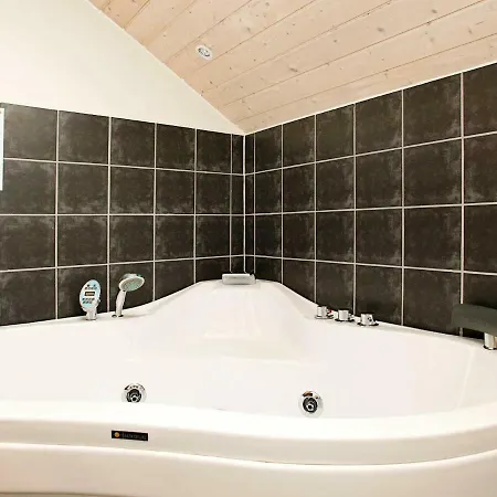 Three-bedroom Holiday In 8 Feriehus