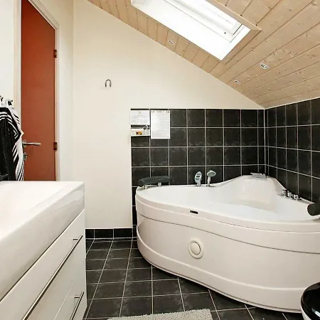 Three-bedroom Holiday In 8 *